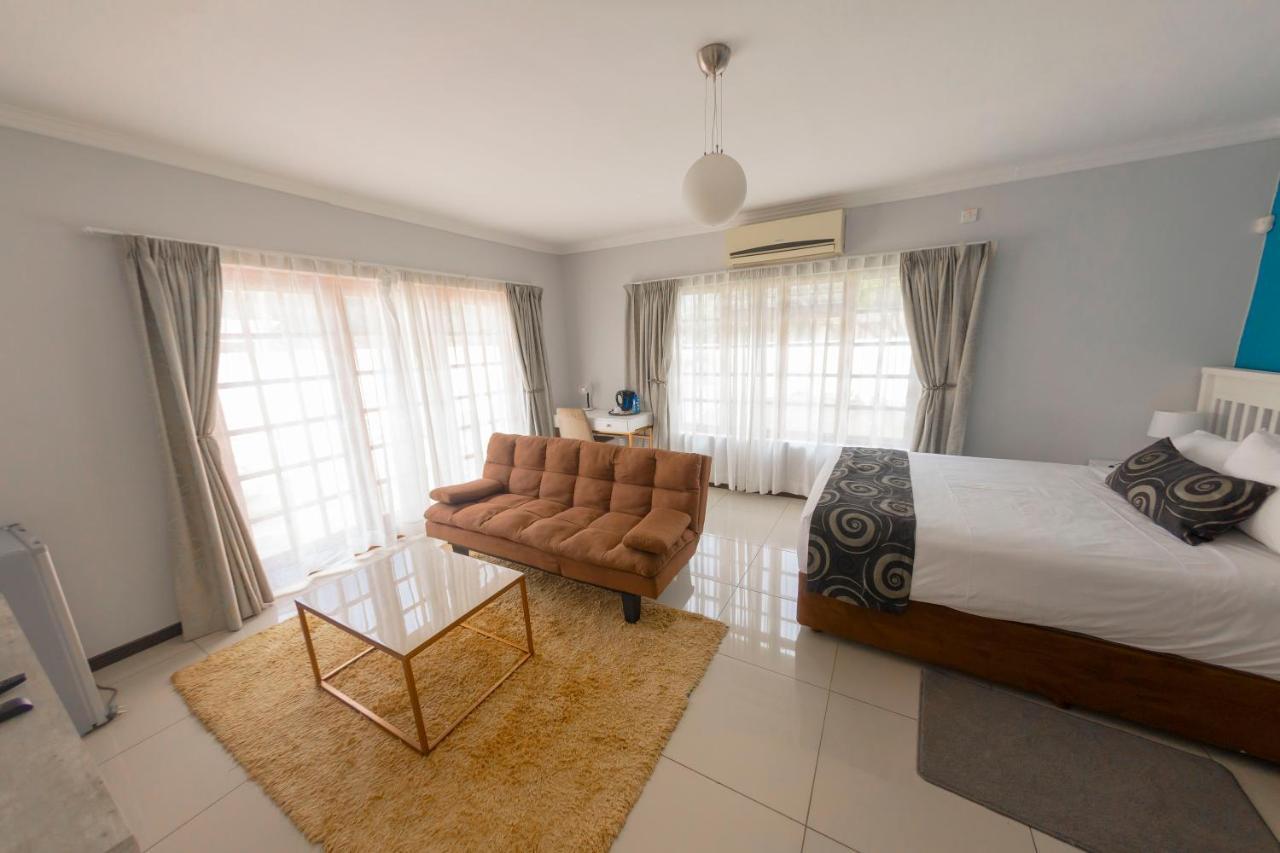 Green Lagoon Guest House Gaborone Bagian luar foto