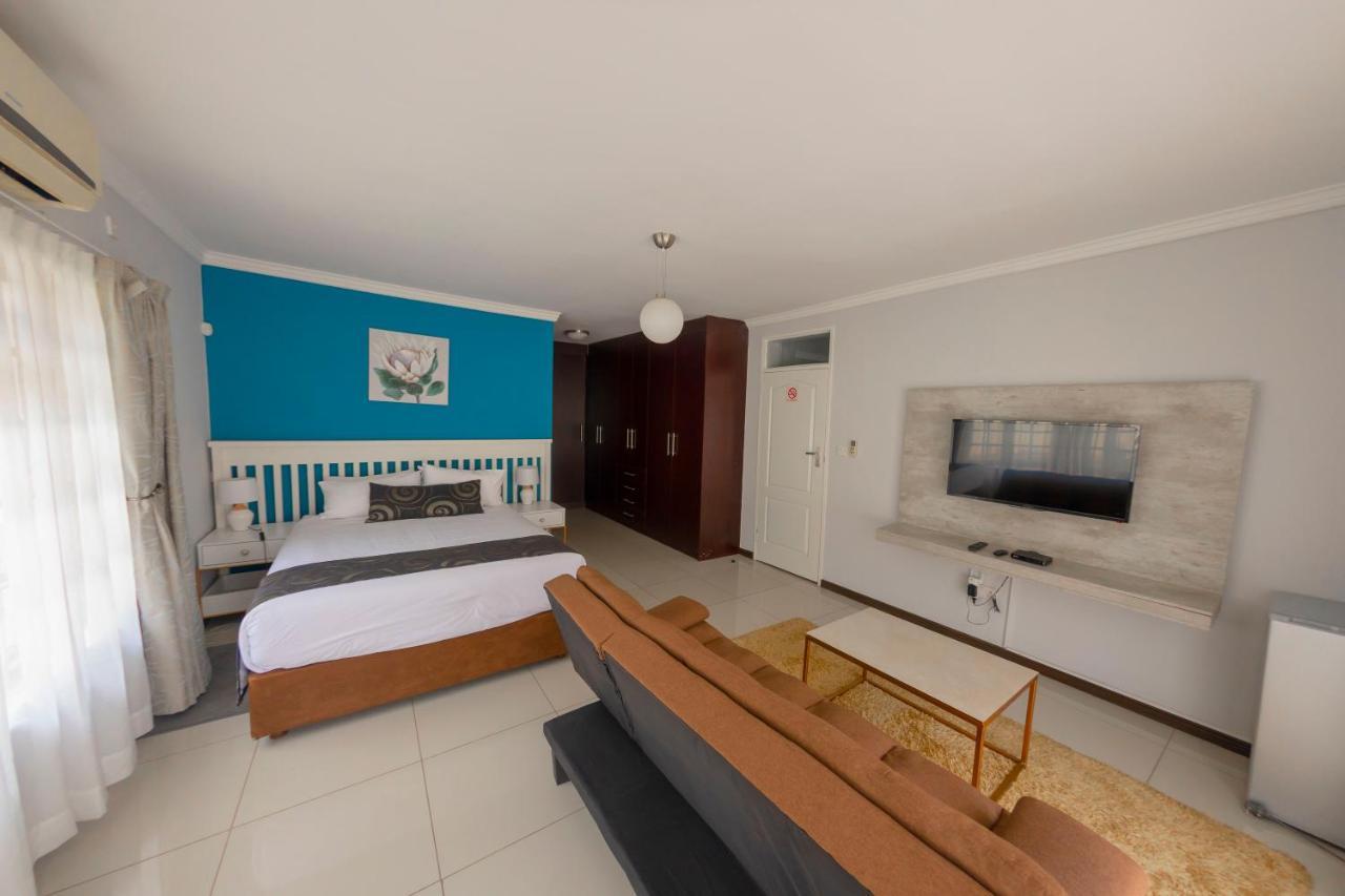 Green Lagoon Guest House Gaborone Bagian luar foto