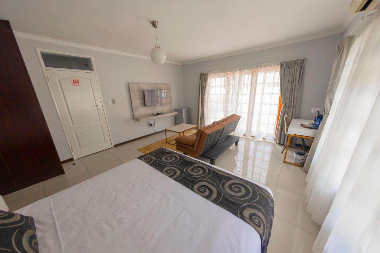 Green Lagoon Guest House Gaborone Bagian luar foto