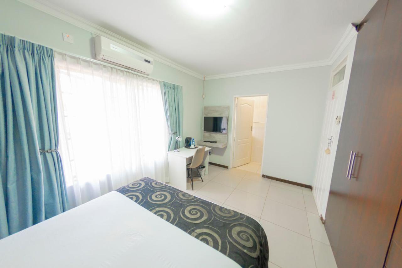 Green Lagoon Guest House Gaborone Bagian luar foto