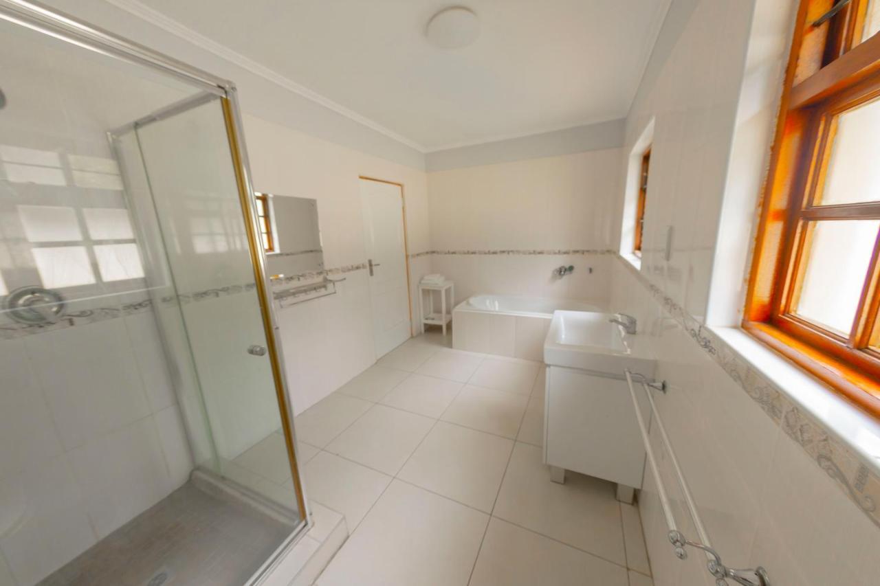 Green Lagoon Guest House Gaborone Bagian luar foto
