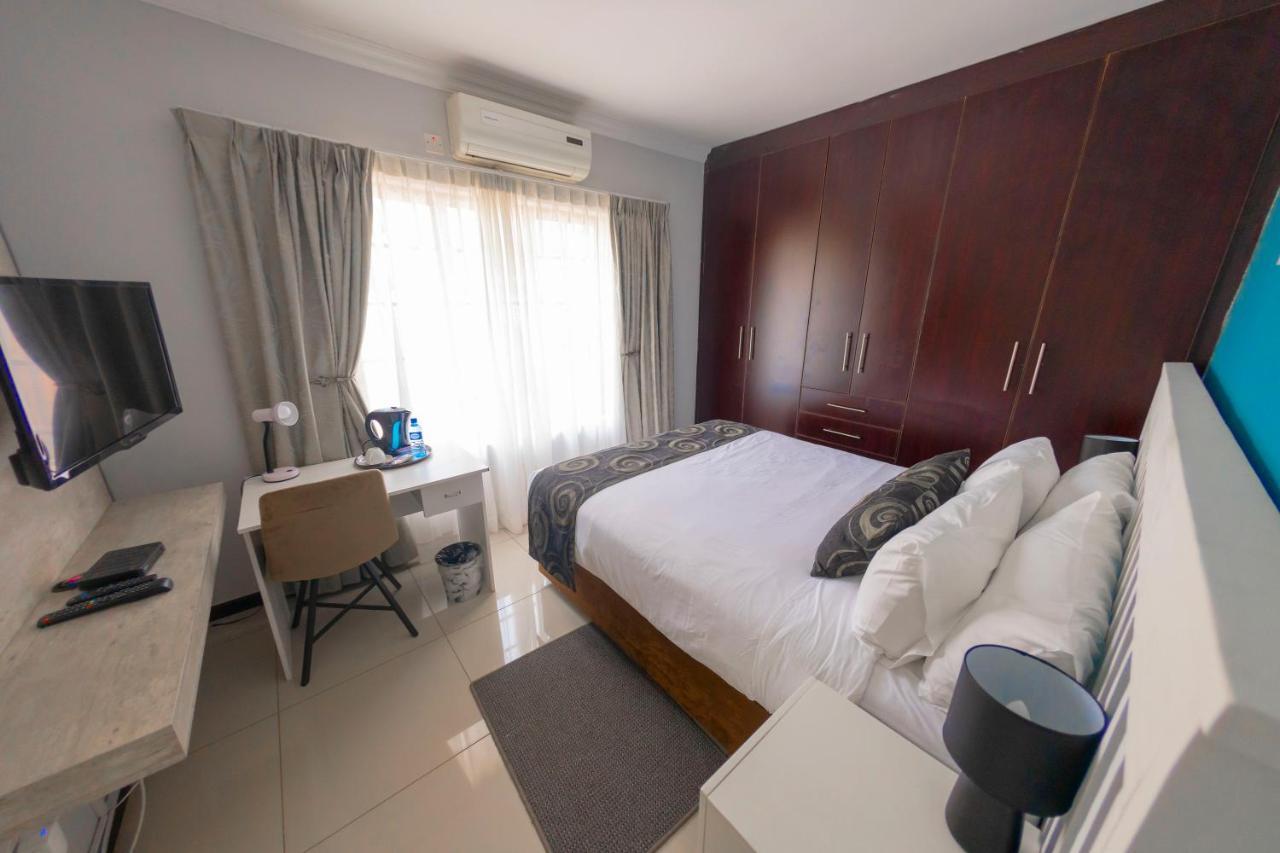 Green Lagoon Guest House Gaborone Bagian luar foto